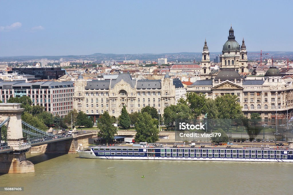 Vista de una cadena puente y basílica de St. Stephen's - Foto de stock de Agua libre de derechos