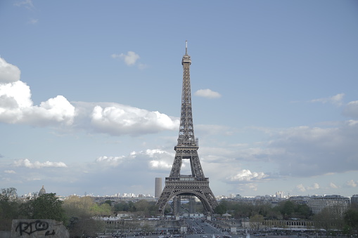 See panoramic of Paris with the Tower Eiffel to the bottom.