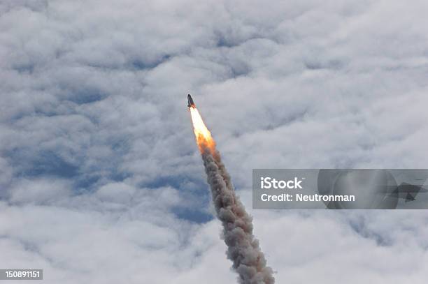 Foto de Ônibus Espacial Atlantis Último Voo e mais fotos de stock de Foguete espacial - Foguete espacial, Decolar - Atividade, Propulsor de Foguete