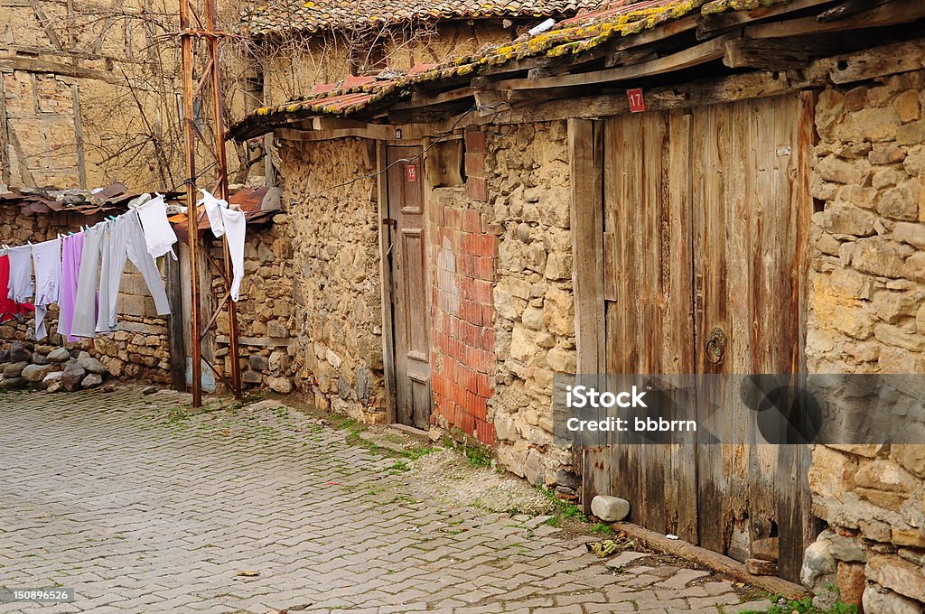 Strada in una piccola città - Foto stock royalty-free di Vicolo