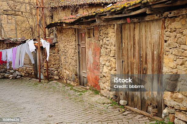 Strada In Una Piccola Città - Fotografie stock e altre immagini di Vicolo - Vicolo, Abbigliamento, Ambientazione esterna