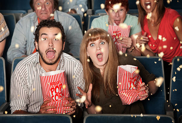casal com assustadora expressões em filmes - audience surprise movie theater shock imagens e fotografias de stock