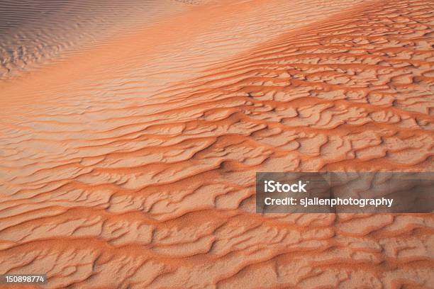Bellissimo Motivo In Dune Di Sabbia - Fotografie stock e altre immagini di Ambientazione esterna - Ambientazione esterna, Arabia, Arancione
