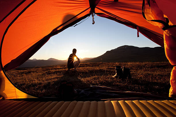 Acampar no nascer do sol - foto de acervo