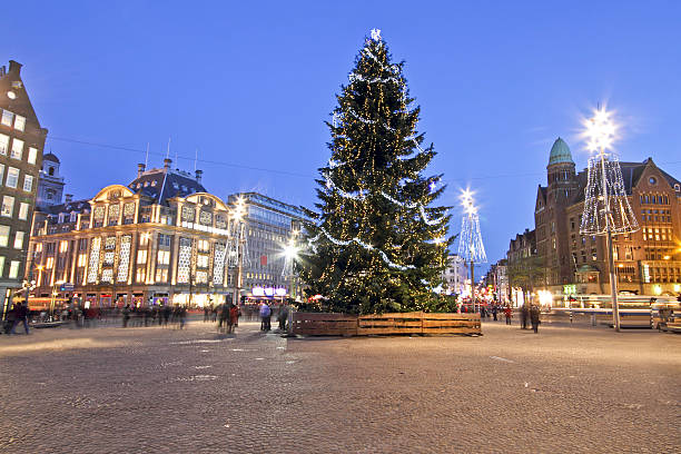 die damsquare an weihnachten in amsterdam, niederlande - dam stock-fotos und bilder