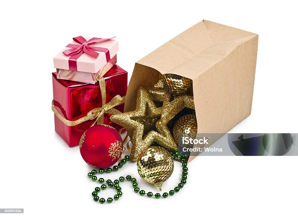 Decoración de Navidad con bolas y tienda de regalos - Foto de stock de Aferrarse libre de derechos