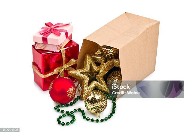 Decoração De Natal Com Bolas E Oferta - Fotografias de stock e mais imagens de Agarrar - Agarrar, Baile noturno, Branco
