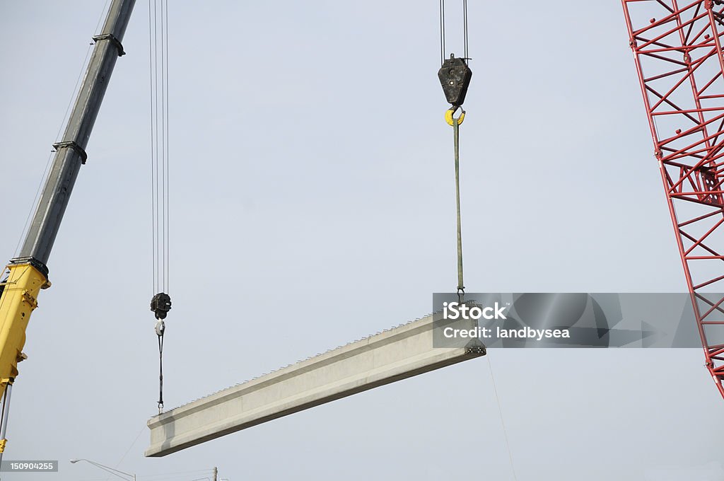 Dźwigi podnoszenia beton wiązki światła. - Zbiór zdjęć royalty-free (Betonowy)