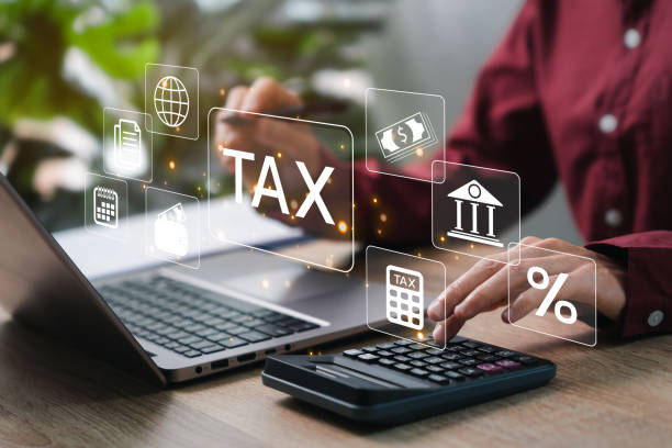 Business concept of fill in the income tax online return form for payment. Business women use calculator and laptop calculate government taxes and tax return with financial icon on virtual screens concepto comercial de rellenar el formulario de declaración en línea del impuesto sobre la renta para el pago. las mujeres de negocios usan una calculadora y una computadora portátil para calcular los impuestos del gobierno y la declaración de impuesto