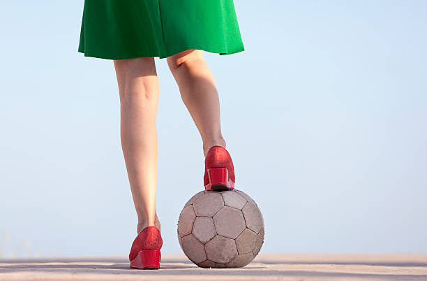 jambes de femme avec ballon de football - special shoes photos et images de collection