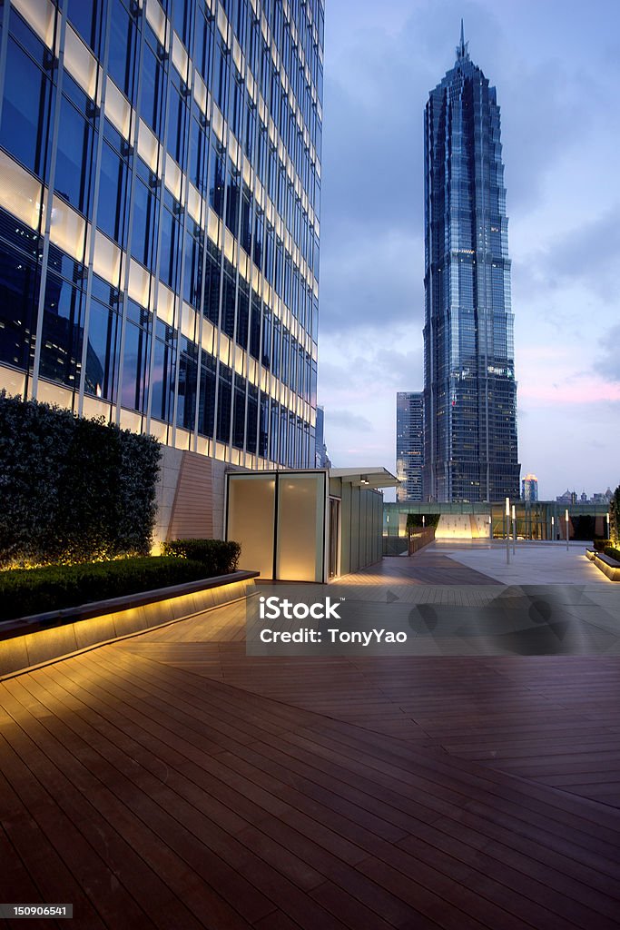 Plataforma de madeira em frente do Jinmao tower Center - Foto de stock de Crescimento royalty-free