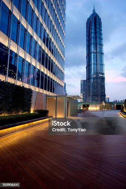 Foto de Plataforma De Madeira Em Frente Do Jinmao Tower Center e mais fotos de stock de Crescimento