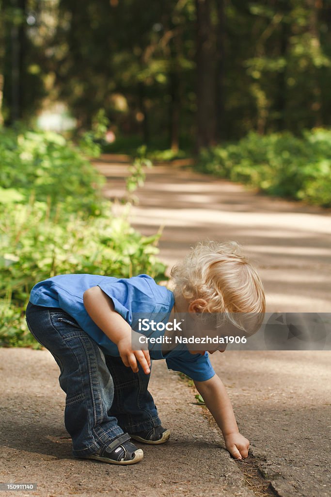 Aktive baby Lernen in der Natur - Lizenzfrei 12-17 Monate Stock-Foto