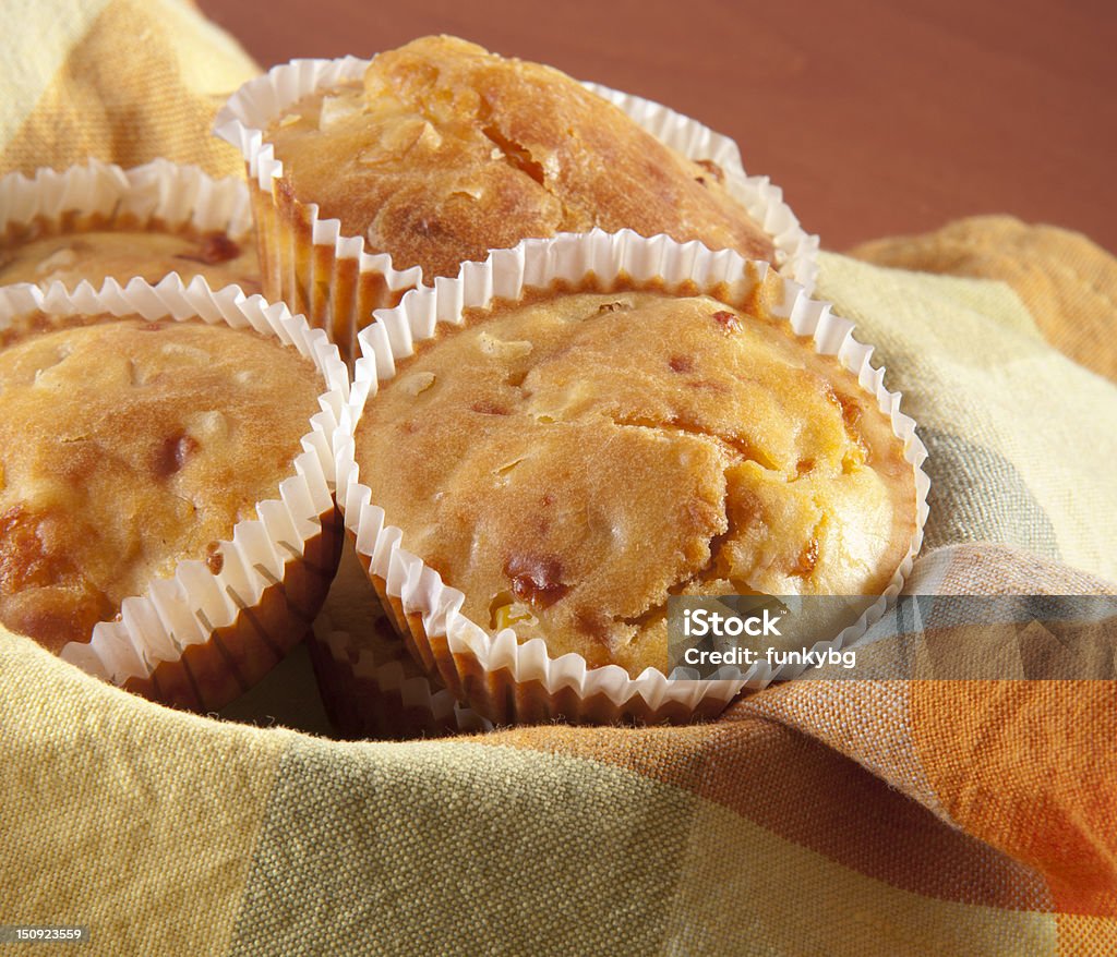 焼きたてののマフィンとチェダーチーズ cornbread - チェダーのロイヤリティフリーストックフォト