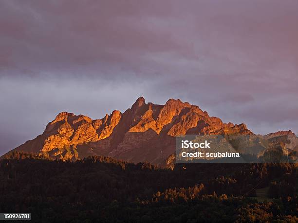 Photo libre de droit de Mont Pilat En Rouge banque d'images et plus d'images libres de droit de Angle - Angle, Angle de prise de vue, Arbre