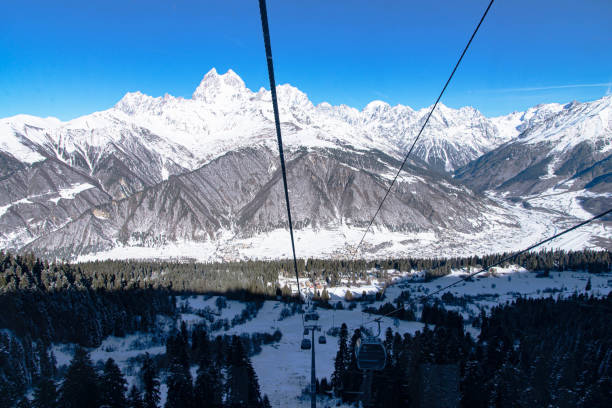 Schöne Naturlandschaft mit Kaukasusberg und Kiefernwald, der im Winter mit Schnee bedeckt ist. Seilbahn im Skigebiet Hatsvali Mestia Georgia – Foto