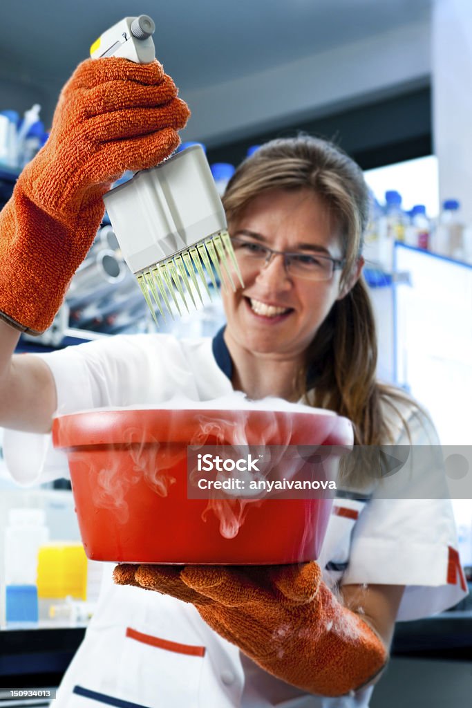 La salud y la seguridad en moderna de laboratorio - Foto de stock de Hielo seco libre de derechos