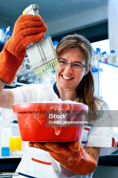 Saúde E Segurança Em Moderno Laboratório - Fotografias de stock e mais imagens de Gelo Seco - Gelo Seco, Laboratório, Balde de Gelo