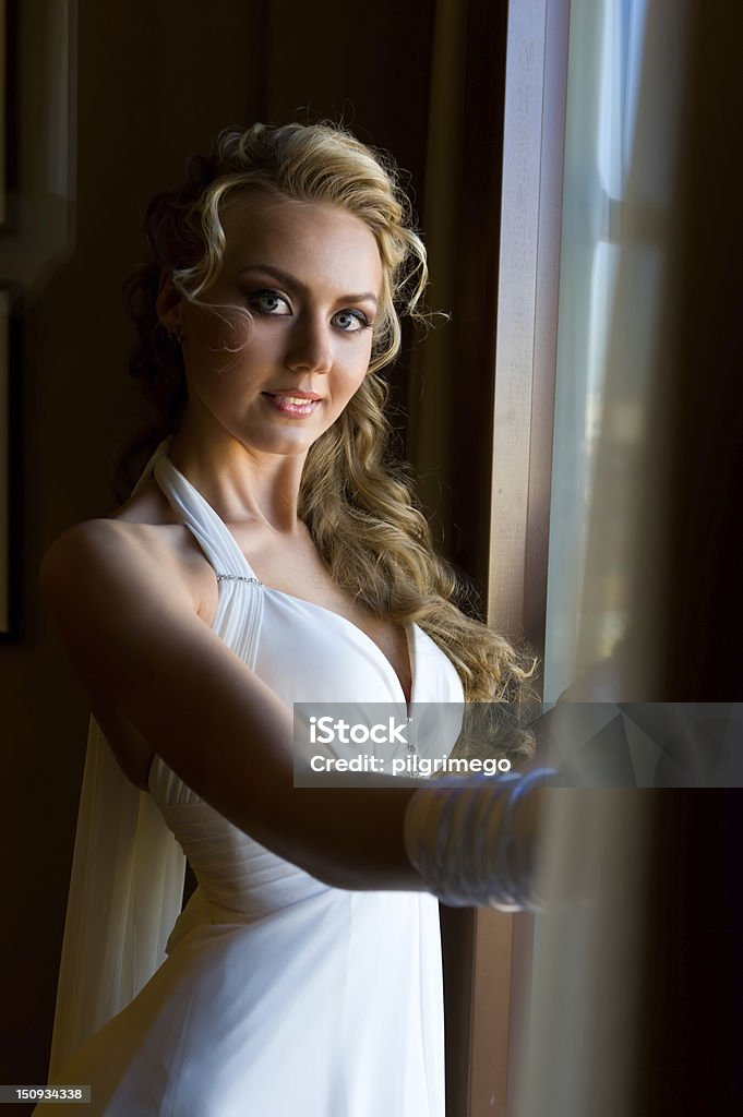 Красивая невеста, стоя у окна - Стоковые фото Белый роялти-фри