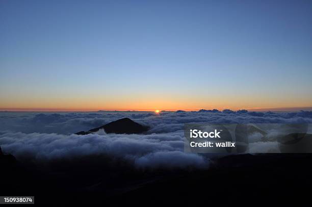 Amanecer En Haleakala Cráter Maui Hawai Foto de stock y más banco de imágenes de Aire libre - Aire libre, Amanecer, Azul