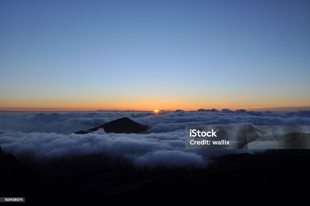Nascer do sol na Cratera de Haleakala-Maui, Havaí - Foto de stock de Azul royalty-free
