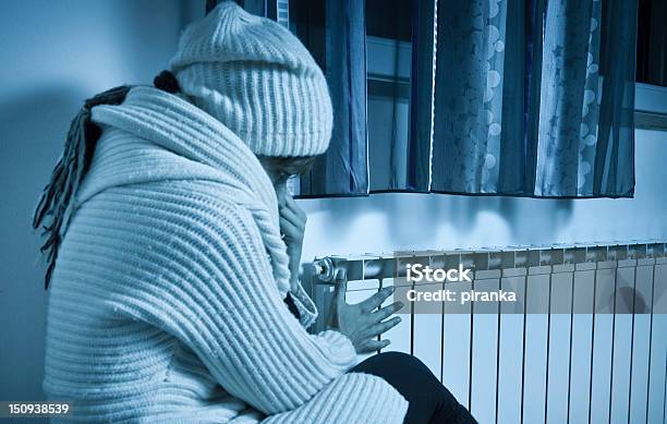 여자 결빙성 집에서요 추운 온도에 대한 스톡 사진 및 기타 이미지 - 추운 온도, 집 내부, 라디에이터