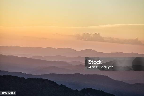 Photo libre de droit de Couches Des Montagnes Blue Ridge Au Lever Du Soleil banque d'images et plus d'images libres de droit de Blue Ridge Parkway - Appalaches