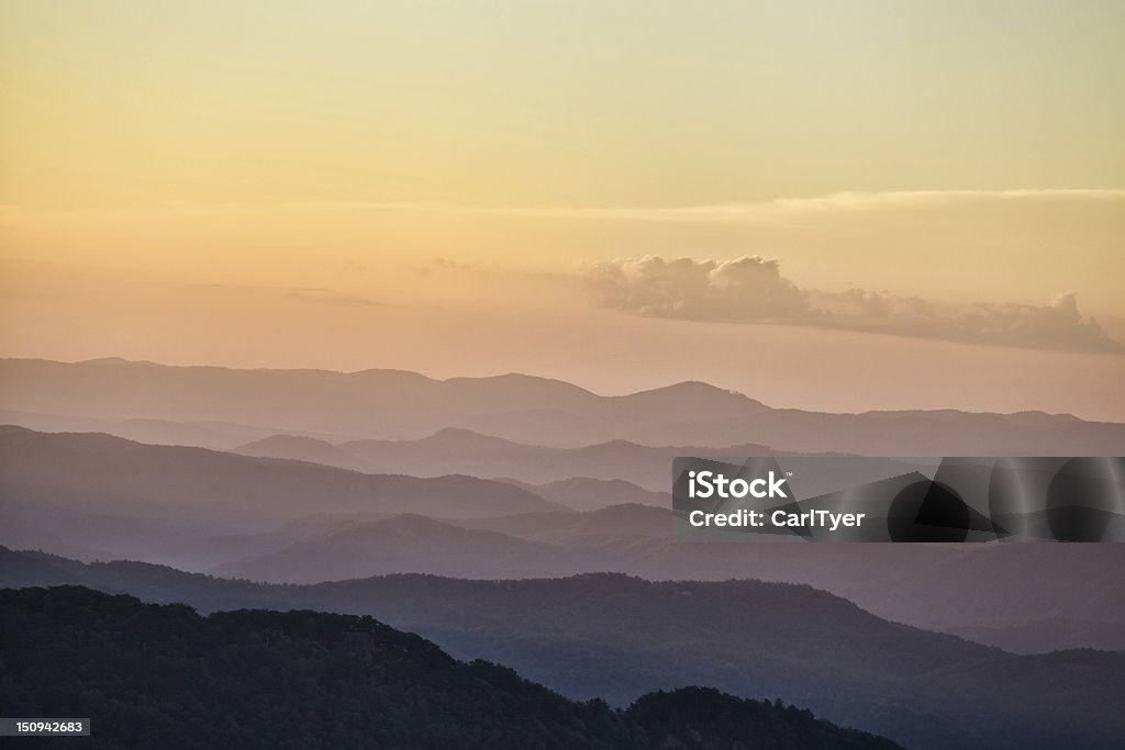 Gli strati delle montagne del Blue Ridge at sunrise - Foto stock royalty-free di Ambientazione esterna