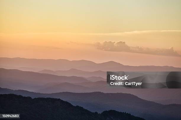 Gli Strati Delle Montagne Del Blue Ridge At Sunrise - Fotografie stock e altre immagini di Ambientazione esterna