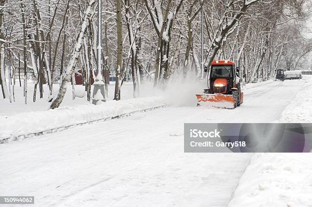Tractor Remoção De Neve - Fotografias de stock e mais imagens de Ao Ar Livre - Ao Ar Livre, Branco, Cidade