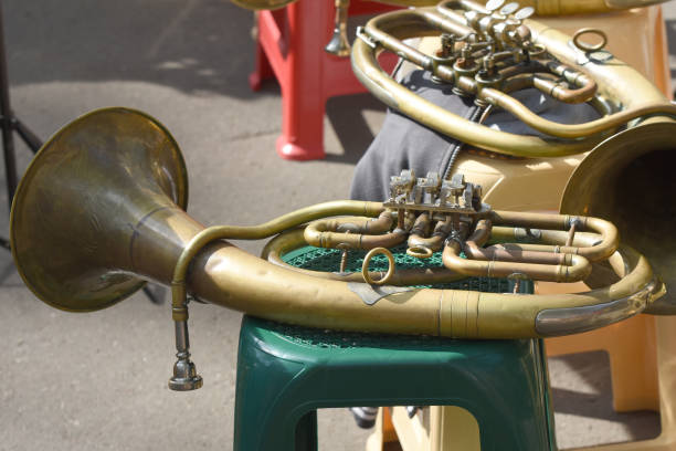 медные духовые инструменты во время музыкального представления. в парке играет джаз-бэнд. - trombone musical instrument wind instrument brass band стоковые фото и изображения