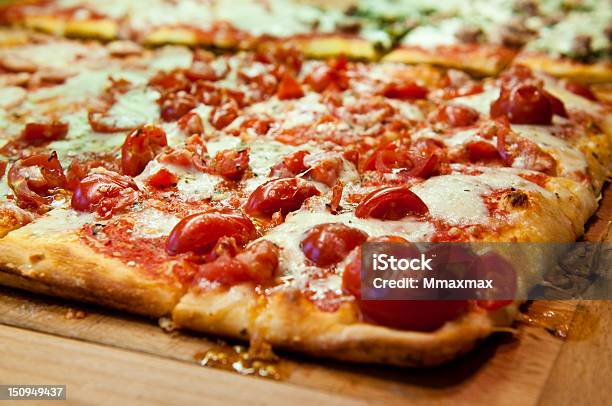 Pizza Margarita Foto de stock y más banco de imágenes de Al horno - Al horno, Albahaca, Alimento