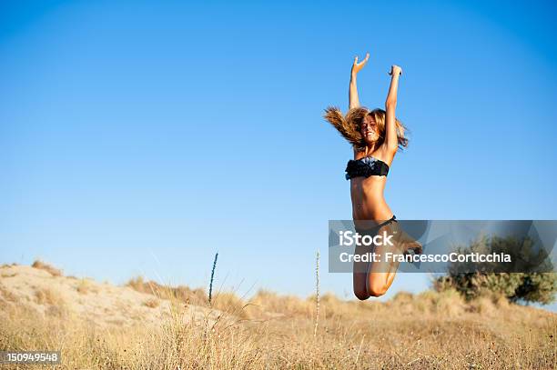 Giovane Donna Saltando Durante Lestate - Fotografie stock e altre immagini di Adolescente - Adolescente, Adulto, Bikini