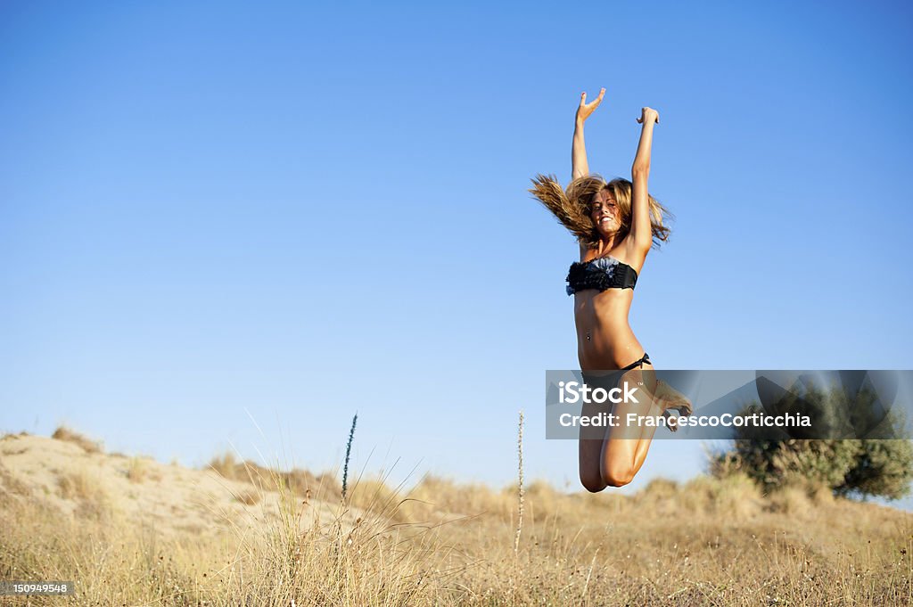 夏季のジャンプ若い女性 - ジャンプするのロイヤリティフリーストックフォト
