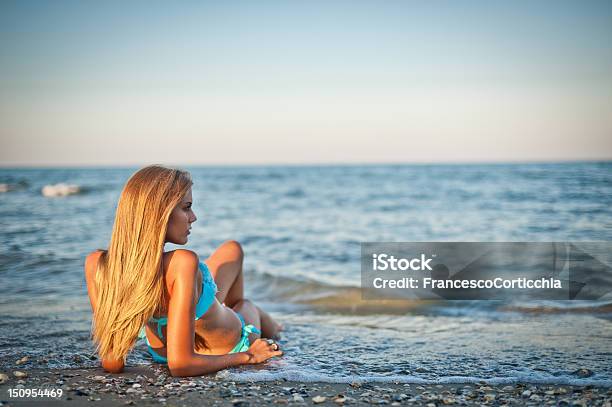 Junge Frau Vor Dem Meer Stockfoto und mehr Bilder von Betrachtung - Betrachtung, Bikini, Blau