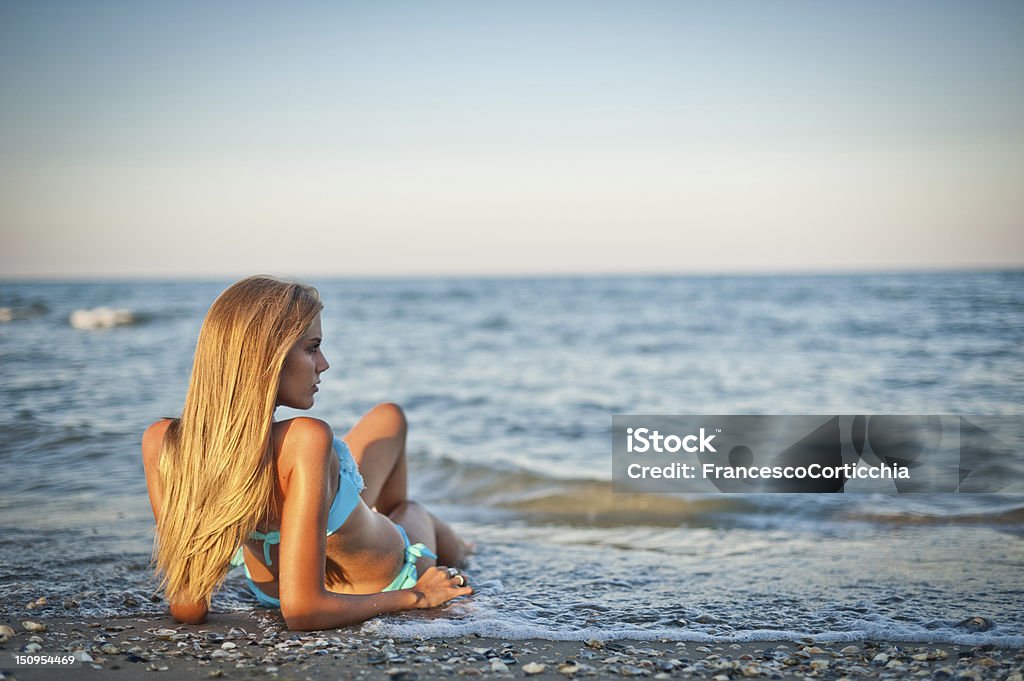 Joven mujer frente al mar - Foto de stock de Adolescente libre de derechos