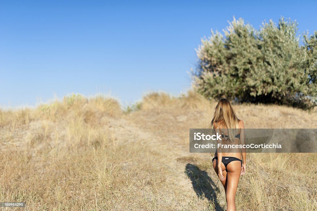 Junge Frau zu Fuß in den Sommermonaten - Lizenzfrei Weiblicher Teenager Stock-Foto