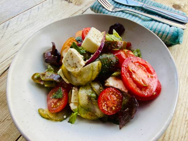 gesunder sommersalat mit tomatenfetta, basilikum und zwiebeln - fetta cheese fotos stock-fotos und bilder