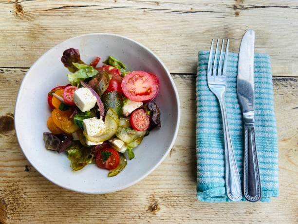 gesunder sommersalat mit tomatenfetta, basilikum und zwiebelhintergrund auf tellerholz - fetta cheese fotos stock-fotos und bilder