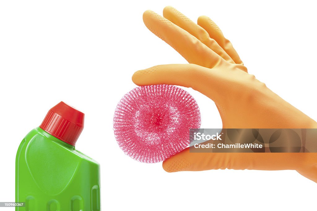 La main dans les gants de caoutchouc avec gommage pad et bouteilles - Photo de Agent de ménage libre de droits