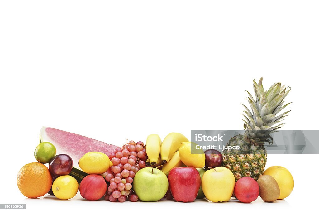 Pilha de frutas sobre uma mesa - Foto de stock de Abacaxi royalty-free