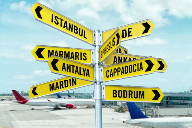 sinais de cidades turísticas turcas - direction arrow sign road sign escape - fotografias e filmes do acervo