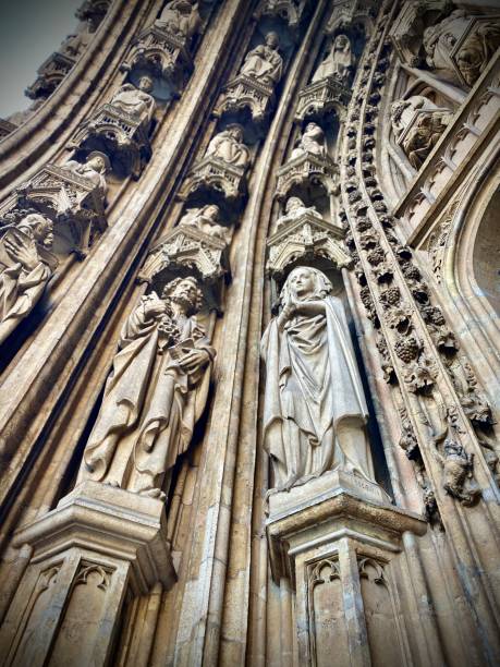 el tímpano gótico de la iglesia de nuestra señora del sablón tiene arquivoltas intrincadamente talladas que contienen importantes figuras religiosas. - vísperas solemnes fotografías e imágenes de stock