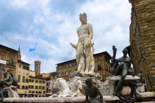 florence, italie, 17 mai 2023. la fontaine de neptune située sur la piazza della signoria. - tuscany florence italy italy neptune photos et images de collection