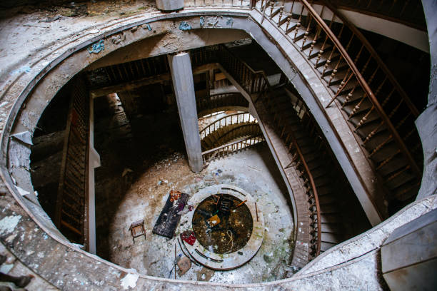 istock Vintage spiral staircase at the old mansion 1509834596