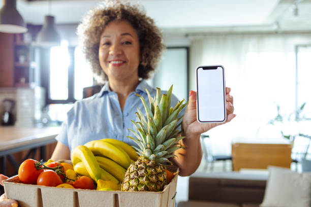 istock Ordering organic food online with this mobile app 1509868457