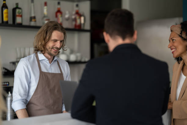 istock Communication between the bartender and the visitors of the cafe 1509988659