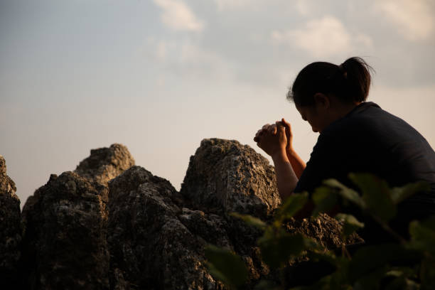 frau, die zu gott betet, asiatische frauen posiert, modisches modell für erwachsene erwachsene, momente fühlen, genießen, glück auf dem gipfel des berges. weibliche christliche anbeterin. - kneeling praying women begging stock-fotos und bilder