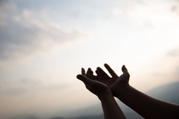 menschliche hände öffnen, handfläche nach oben anbetung. eucharistie therapie segne gott helfen katholischen ostern bereuen lieh geist beten. christian religion konzept hintergrund. kampf und sieg für gott - kneeling praying women begging stock-fotos und bilder