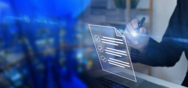 Businessman using pen tick or check mark concept, verification account, paperless workplace, online document management, electronic document, cyber security, contract, satisfaction, virtual screen. empresario que utiliza el concepto de marca de lápiz o marca de verificación, cuenta de verificación, lugar de trabajo sin papel, gestión de documentos en línea, documento electrónico, seguridad cibernética, contrato, satisfacción, pantalla virtual